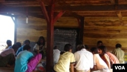 Relawan Sokola sedang mengajarkan baca tulis kepada para penduduk desa Wailago, Flores (Foto: dok)