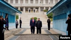 도널드 트럼프 미국 대통령과 김정은 북한 국무위원장이 지난달 30일 판문점에서 군사분계선을 함께 넘었다.