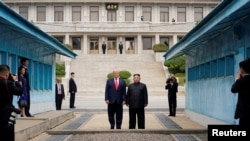 Amerika Başkanı Donald Trump ve Kuzey Kore Lideri Kim Jong Un iki Kore arasındaki silahsızlandırılmış bölgede biraraya gelmişlerdi