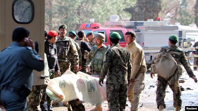 Soldados del Ejército Nacional Afgano (ANA) trasladan a una víctima a una ambulancia tras el atentado suicida en Lashkar Gah, provincia de Helmand, Afganistán, el 11 de febrero de 2017.