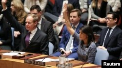 22일 유엔 안보리에서 열린 새 대북제재 결의 2397호 표결에서 니키 헤일리 미국대사(오른쪽)가 손을 들어 찬성 의사를 표시하고 있다.