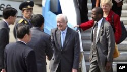 Former U.S. President Jimmy Carter, accompanied by his delegation members, is greeted upon arrival in Pyongyang, North Korea, April 26, 2011