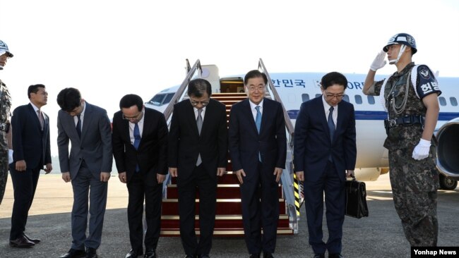 韩国总统特使一行2018年9月5日离开首尔郊区前往平壤访问（韩通社）