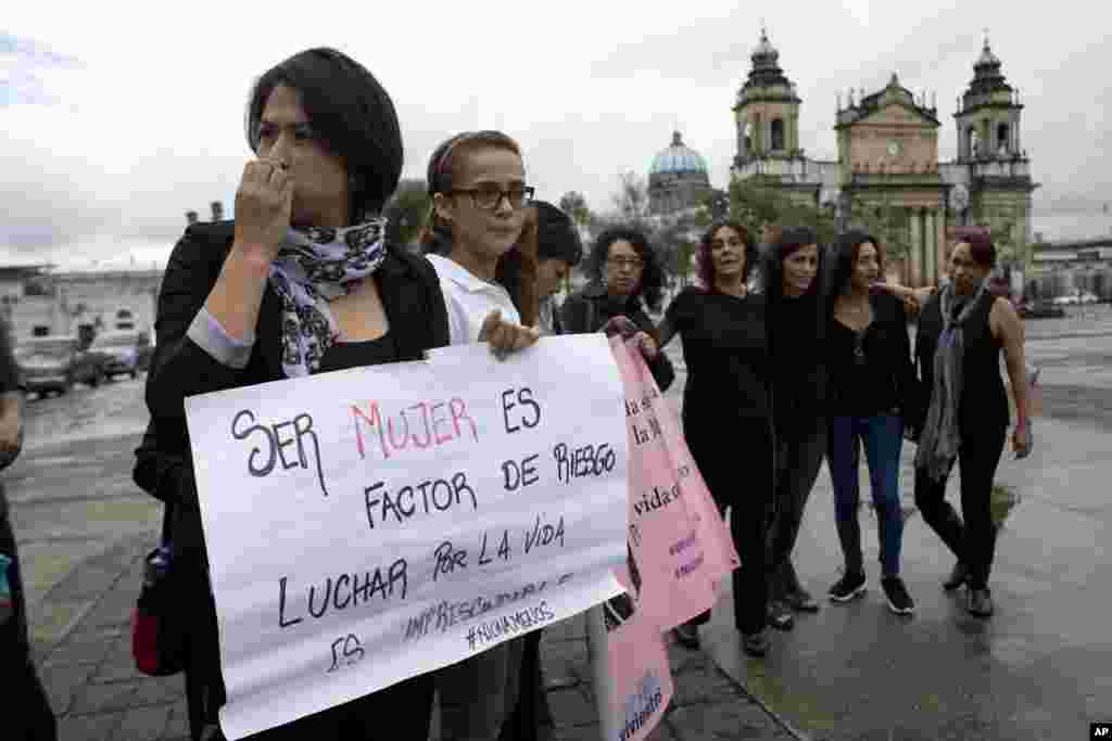 Activistas en Guatemala se reúnen en la Plaza Constitución para unirse al movimiento #NiUnaMenos contra la violencia hacia las mujeres.