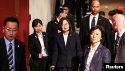 台湾总统蔡英文在纽约离开驻纽约台北经济文化办事处。（2019年7月11日）