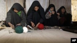 Karpet tenunan tangan Afghanistan terutama diproduksi di Afghanistan utara, dan kepopuleran karpet-karpet itu semakin meningkat di pasar dunia (foto: dok).