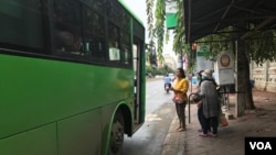 Cambodian passengers are about to board the city bus along Preah Monivong Boulevard, Phnom Penh, Cambodia, July 28, 2017. (Hing Socheata/VOA Khmer)