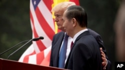 Ông Donald Trump và Chủ tịch Việt Nam Trần Đại Quang trong chuyến thăm Việt Nam cuối năm 2017.
