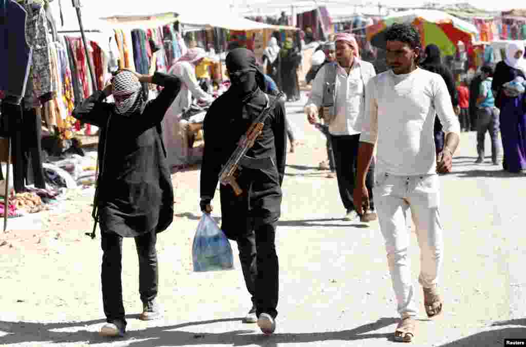 Raqqa bozorida. Suriyaliklar Qurbon hayitini nishonlayapti.