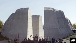 Rais Barack Obama anazungumza wakati wa kuzindua mnara wa kumbukumbu ya Martin Luther King Jr. mjini Washington, Oktoba 16, 2011.