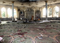 Kondisi masjid setelah ledakan, di Kunduz, Afghanistan, 8 Oktober 2021. (Foto: Reuters)