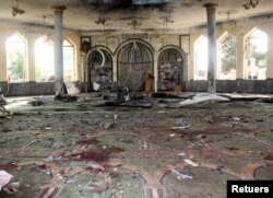Kondisi masjid setelah ledakan, di Kunduz, Afghanistan, 8 Oktober 2021. (Foto: Reuters)