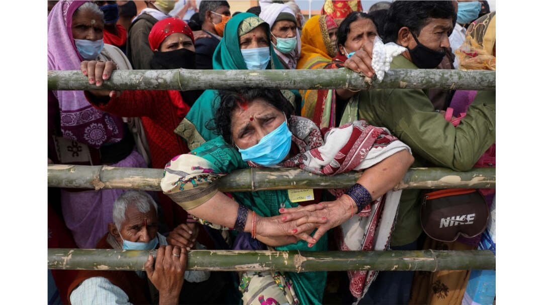 Peziarah Hindu tiba di pertemuan Sungai Gangga dan Teluk Benggala, jelang festival "Makar Sankranti" di Pulau Sagar, di tengah penyebaran COVID-19 di negara bagian timur Benggala Barat, India, 13 Januari 2022. ( Foto: Reuters)
