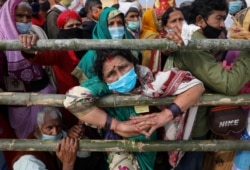 Peziarah Hindu tiba di pertemuan Sungai Gangga dan Teluk Benggala, jelang festival "Makar Sankranti" di Pulau Sagar, di tengah penyebaran COVID-19 di negara bagian timur Benggala Barat, India, 13 Januari 2022. ( Foto: Reuters)