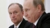Ông Nikolai Patrushev (trái) khi giữ chức Thư ký Hội đồng An ninh Nga và Tổng thống Vladimir Putin trong cuộc gặp với các quan chức cấp cao của các nước BRICS tại Điện Kremlin ở Moscow, Nga, ngày 26/5/2015.