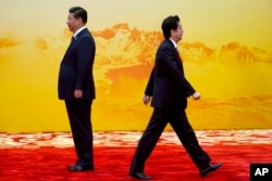 在2014年北京APEC峰会上，日本首相安倍晋三从中国主席习近平身边走过，互不理睬。