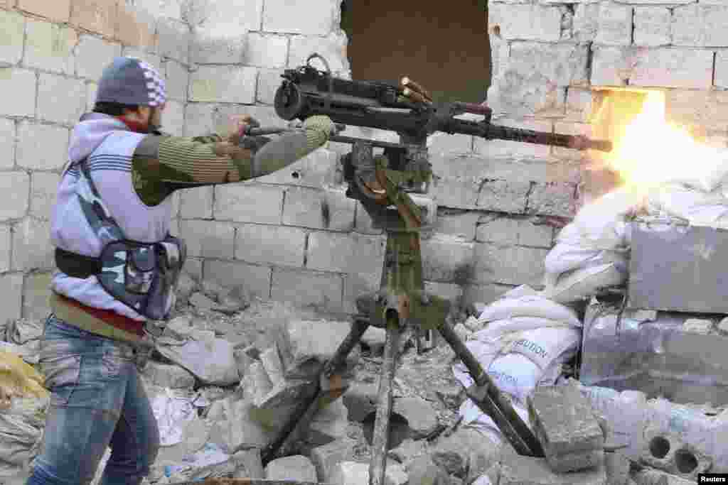 Tentara Grup 16, bagian dari Laskar Pembebasan Suriah, menembakkan senjatanya dalam sebuah bentrokan dengan pasukan yang setia pada Presiden Bashar al-Assad di Ashrafieh, Aleppo.