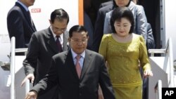 Cambodian Prime Minister Hun Sen, center, and his wife Bun Rany alights from a plane as they arrive at the Ngurah Rai airport in Bali, Indonesia, file photo. 