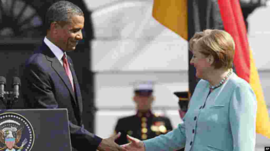 Rais Obama akipeana mkono na Chansela wa Ujerumani Angela Merkel White House, June 7, 2011.