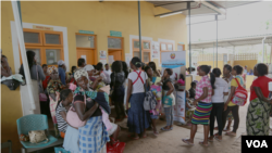 Mulheres esperam na Clínica Jhpiego para fazerem o rastreio ao cancro cervical