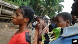 Un groupe de femmes regardent les équipes de secours qui ramassent des corps après un accident de train à Kananga, Kasaï-Occidental, 4 août 2007 (Photo d'illustration). 