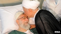 عیادت اکبر هاشمی رفسنجانی از سید علی خامنه‌ای در بیمارستان - شهریور ۱۳۹۳