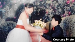 当年只有14岁的黎氏明（译音）和从人贩子那里买了她的中国村民裴龙飞（译音）的婚礼照。