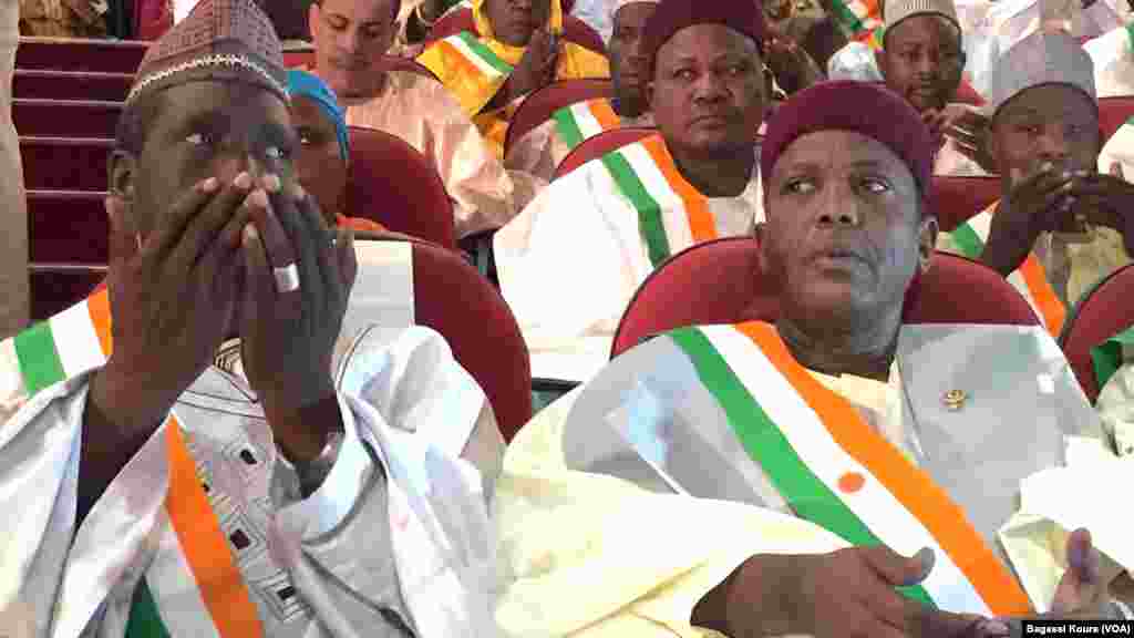 Des députés nigériens nouvellement élus prient avant le début de la première séance de la nouvelle Assemblée Nationale. Les élus de l’opposition ont boycotté la cérémonie au Palais des Congrès de Niamey, jeudi 24 mars 2016. Photo voa Bagassi Koura.
