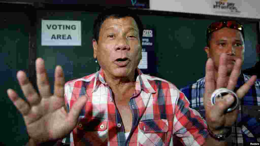 ‘Donald Trump của Philippines’ liệu có ngáng đường Việt Nam Chiến thắng của người được mệnh danh là “Donald Trump của Philippines”, từng có tuyên bố thương thảo song phương với Trung Quốc để đổi lấy lợi ích kinh tế, có thể đẩy Việt Nam vào thế khó khi đương đầu với quốc gia láng giềng phương Bắc ở biển Đông.