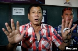 ຜູ້ສະໝັກເປັນປະທານາທິບໍດີ ທ່ານ Rodrigo "Digong" Duterte ກ່າວຕໍ່ສື່ ກ່ອນທີ່ຈະບ່ອນບັດເລືອກຕັ້ງ ໃນມັດທະຍົມປາຍ Daniel Aguinaldo ແຫ່ງຊາດ ທີ່ເມືອງ Davao ທາງພາກໃຕ້ຂອງຟິລິບປີນ, 9 ພຶດສະພາ, 2016.