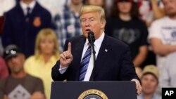 El presidente de EE.UU., Donald Trump, participó en un acto de campaña en Billings, Montana, el jueves, seis de septiembre de 2018.