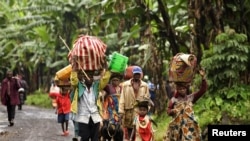 Người dân Congo bỏ chạy lánh nạn để tránh các vụ đụng độ giữa binh sĩ chính phủ và phiến quân 