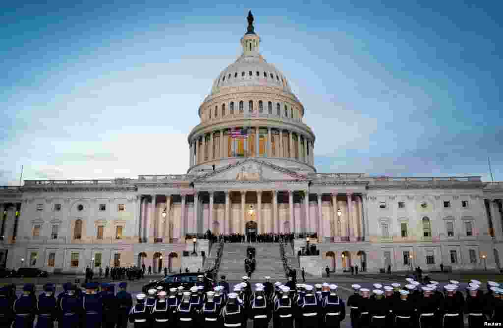 Peti jenazah mendiang mantan Presiden George Herbert Walker Bush dibawa menaiki tangga memasuki Gedung Capitol di Washington, 3 Desember 2018.