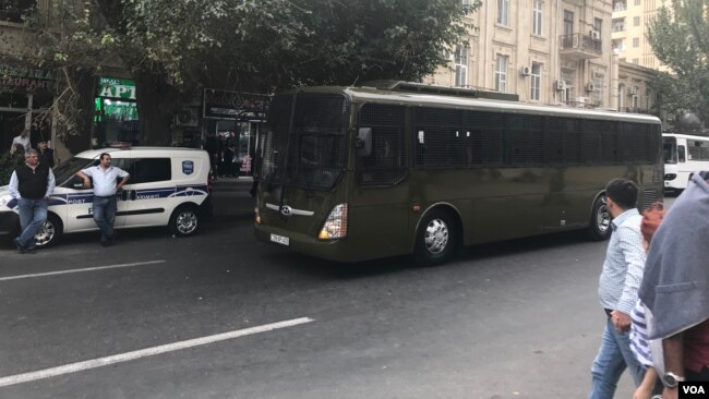 28 may metrosu ətrafında polis avtobusu