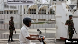 Binh sĩ Sri Lanka bảo vệ bên ngoài một đền thờ Hồi giáo.