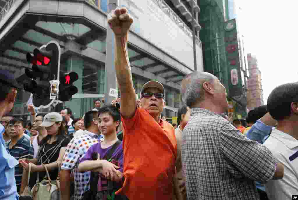 Muungaji mono wa utawala wa Bejing awapigia makelele wanaharakati wa demokrasia katika mtaa wa Mong Kok, Oct. 3, 2014.