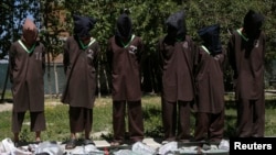 Quân nổi dậy, bị nghi ngờ từ mạng lưới Haqqani, trước phương tiện truyền thông tại Tổng cục An ninh Quốc gia (NDS), trụ sở ở thủ đô Kabul, ngày 30 tháng 5 năm 2013.