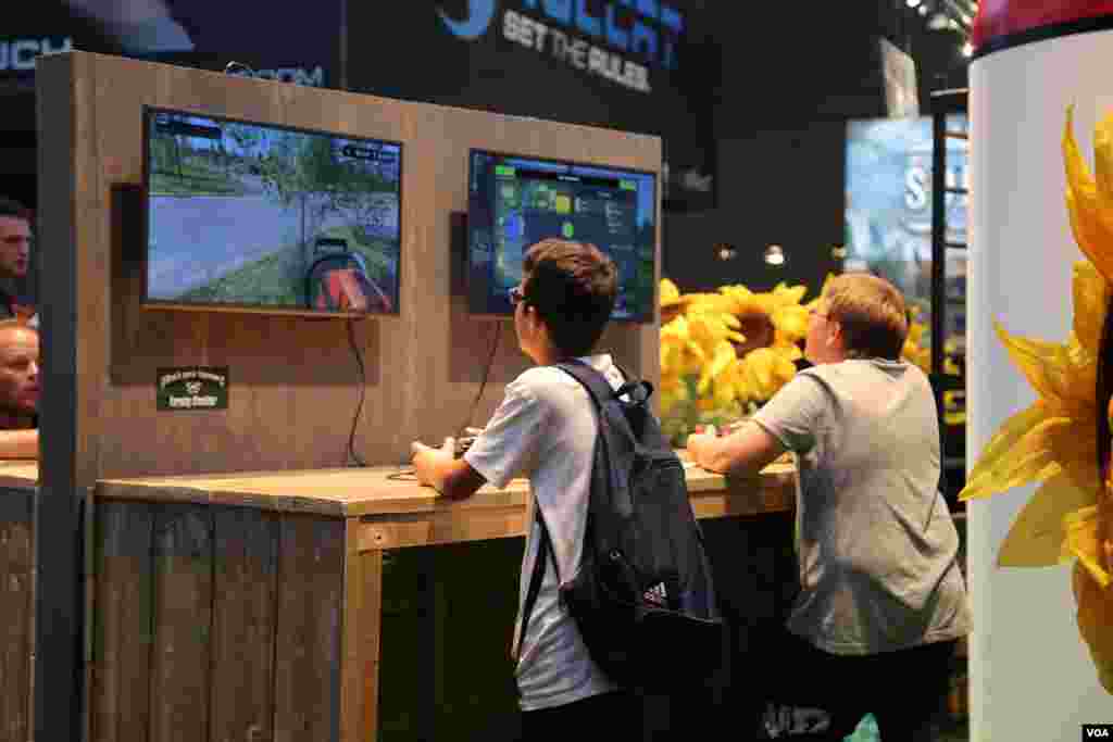 دو نوجوان مشغول بازی در بزرگترین نمایشگاه بازی های کامپیوتری جهان در کلن آلمان