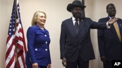 Tổng thống Salva Kiir (giữa) tiếp đón Ngoại trưởng Hillary Clinton tại dinh tổng thống trong thủ đô Juba, Nam Sudan