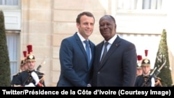 Le président Alassane Ouattara et son homologue Emmanuel Macron se saluent devant le palais de l'Elysée, Paris, France, 20 avril 2018. (Twitter/Présidence de la Côte d’Ivoire)