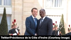 Le président Alassane Ouattara et son homologue Emmanuel Macron se saluent devant le palais de l'Elysée, Paris, France, 20 avril 2018. (Twitter/Présidence de la Côte d’Ivoire)