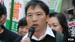 香港民主黨立法會議員胡志偉提出對行政長官梁振英的不信任動議，在分組點票下被否決