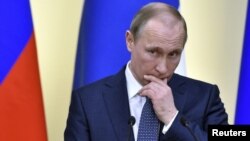 Laporan mengatakan rekan-rekan Presiden Rusia Vladimir Putin telah menyalurkan hampir $2 milyar melalui rekening luar negeri selama bertahun-tahun (foto: dok).