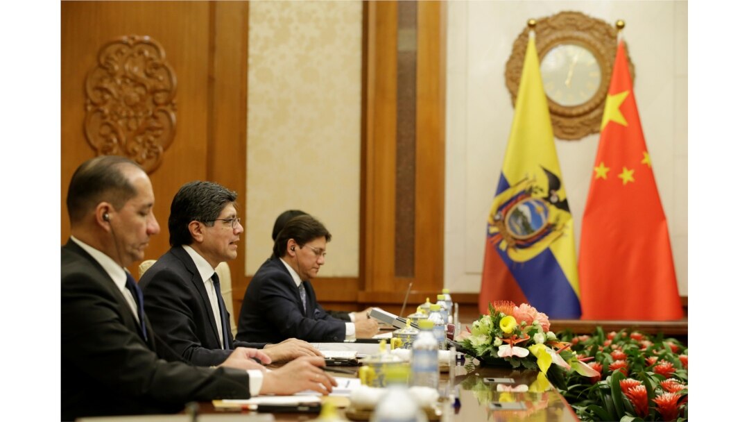 Menlu Ekuador Jose Valencia (kedua dari kiri) dalam pertemuan dengan Menlu China Wang Yi (tidak digambarkan) di Wisma Negara Diaoyutai, Beijing, China, 1 November 2019. (REUTERS/Jason Lee/POOL)