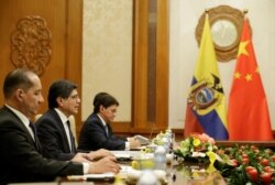 Menlu Ekuador Jose Valencia (kedua dari kiri) dalam pertemuan dengan Menlu China Wang Yi (tidak digambarkan) di Wisma Negara Diaoyutai, Beijing, China, 1 November 2019. (REUTERS/Jason Lee/POOL)