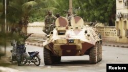 Pasukan Junta Militer Mali berpatroli di jalanan pasca bentrokan dengan pasukan setia presiden Amandou Toumani Toure di ibukota Bamako (1/5).