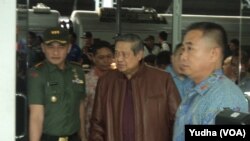 Presiden ke-6 Indonesia, Susilo Bambang Yudhoyono keluar dari stasiun Solo Balapan, Sabtu sore, 18 Februari 2017 (Foto: VOA/Yudha)