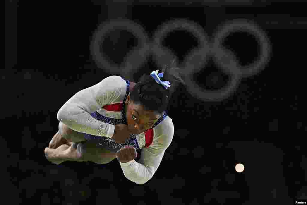 La gymnaste américaine Simone Biles lors de la compétition finale où elle remporte la médaille d'or, Rio de Janeiro, Brésil, le 11 août 2016.