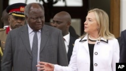 Ngoại trưởng Mỹ Hillary Clinton nói chuyện với Tổng thống Kenya Mwai Kibaki ở Nairobi, Kenya, 4/8/2012