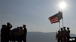 Američka počasna garda na ceremoniji ispraćaja posmrtnih ostataka vodnika Mjaskevica na aerodromu u Sarajevu, 27. septembra 2011.